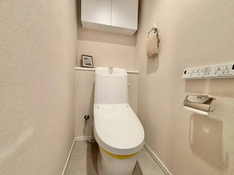 トイレ 収納付きで、トイレットペーパーや掃除道具もすっきり収納できます。