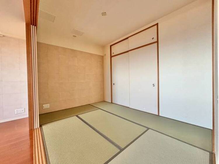 内装 一日の疲れをいやしてくれる主寝室。時を忘れて過ごす場所として過ごせるお部屋です。窓からたっぷりと陽光が注がれる明るい空間は家族の成長に対応できる永住仕様の間取り。