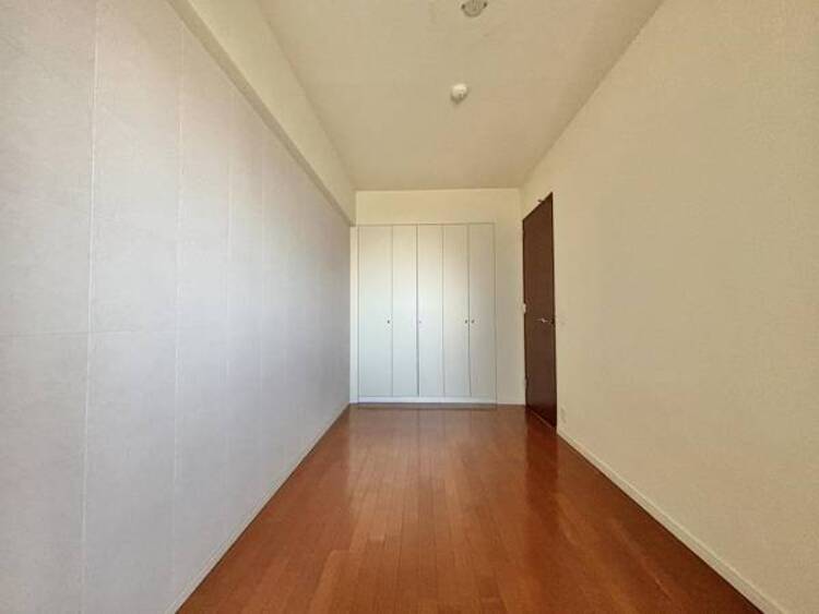 内装 過ぎ行く時間をゆったりと感じることができる落ち着いたお部屋。リビングで楽しく過ごした後はプライベートな時間を満喫できます。静かな環境でリラックスタイムをスタートさせてください。