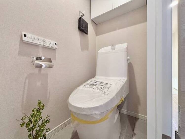 トイレ 広々としたトイレ空間で、圧迫感を感じることなく快適に使用できます。