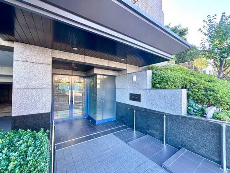 エントランス 住まいの顔ともいえるエントランスは、上品で洗練された印象に仕上がっています。