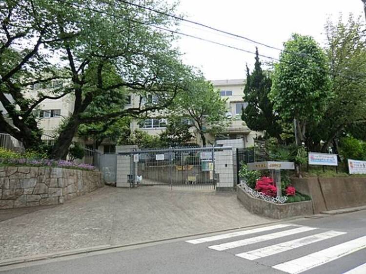 周辺 川崎市立生田中学校　1010ｍ