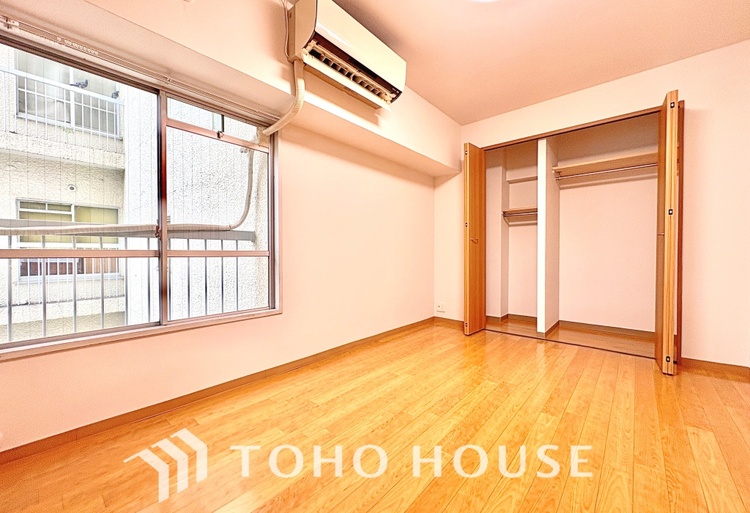 内装 使いやすく、明るい洋室に仕上がります。子供部屋や趣味のお部屋にご利用できます。ご自身で家具などを配置し、素敵な空間を創り上げられます。