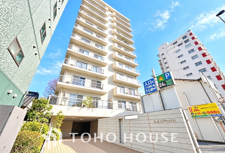 外観 この街で、新しい暮らしが始まる。街並みに調和する洗練された佇まいと、住まう方を迎える堂々とした外観。写真だけでは伝わらない建物の雰囲気や周辺環境とあわせて、ぜひ現地でその魅力をご体感ください。