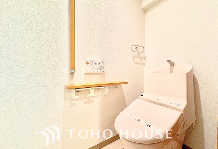 トイレ 清潔感あるホワイト調のクロスと温もり溢れるモダンカラーの床材が見事に調和した本邸宅は、毎日の生活を少しでも快適に過ごして頂ける様に落ち着いた雰囲気作りから行っています。