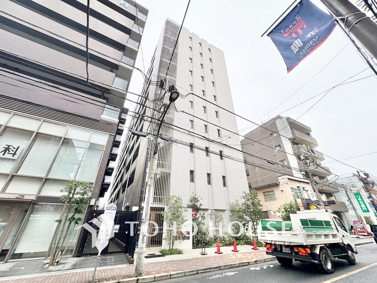 外観 商店街・沿道沿いに位置し、夜間の帰宅時も明るく安心なアプローチ。縦格子を取り入れたデザインがスタイリッシュです。