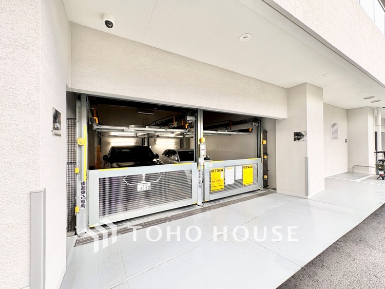 その他 天候の影響を受けにくい屋根付きの機械式駐車場。大切な愛車を雨や風から守り、防犯面でも配慮された仕様です。