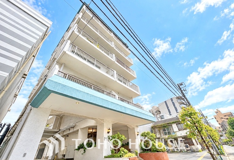 外観 この街で、新しい暮らしが始まる。街並みに調和する洗練された佇まいと、住まう方を迎える堂々とした外観。写真だけでは伝わらない建物の雰囲気や周辺環境とあわせて、ぜひ現地でその魅力をご体感ください。