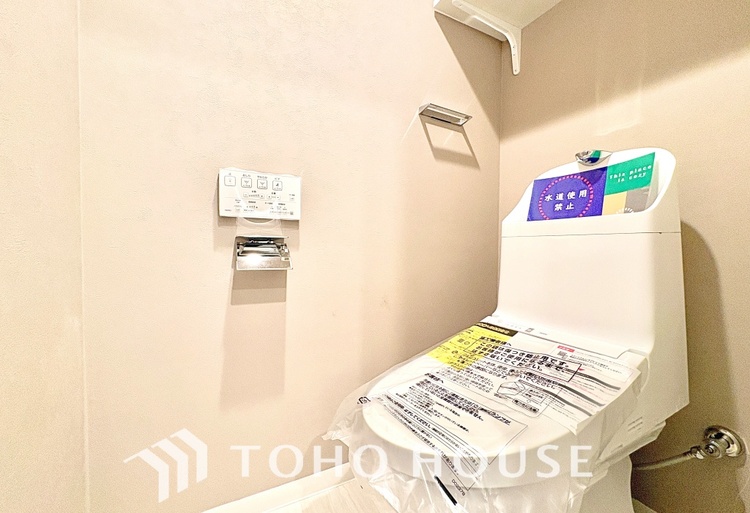 トイレ 清潔感あるホワイト調のクロスと温もり溢れるモダンカラーの床材が見事に調和した本邸宅は、毎日の生活を少しでも快適に過ごして頂ける様に落ち着いた雰囲気作りから行っています。