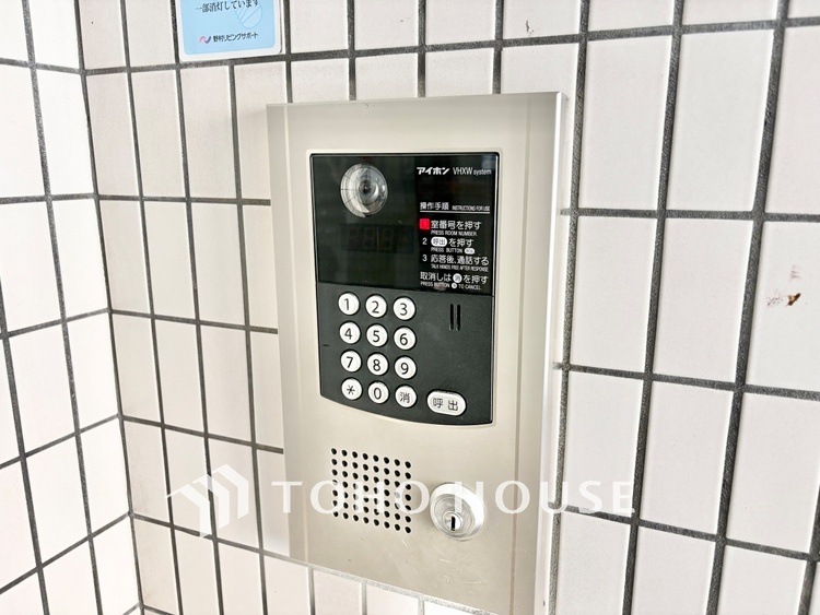 その他 エントランスにはテンキー式のオートロック操作盤を設置。来訪者を室内から確認・解除できるため、一人暮らしや防犯面を重視される方にも安心の設備です。
