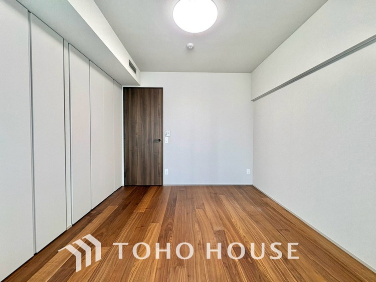 内装 使いやすく、明るい洋室に仕上がります。子供部屋や趣味のお部屋にご利用できます。ご自身で家具などを配置し、素敵な空間を創り上げられます。