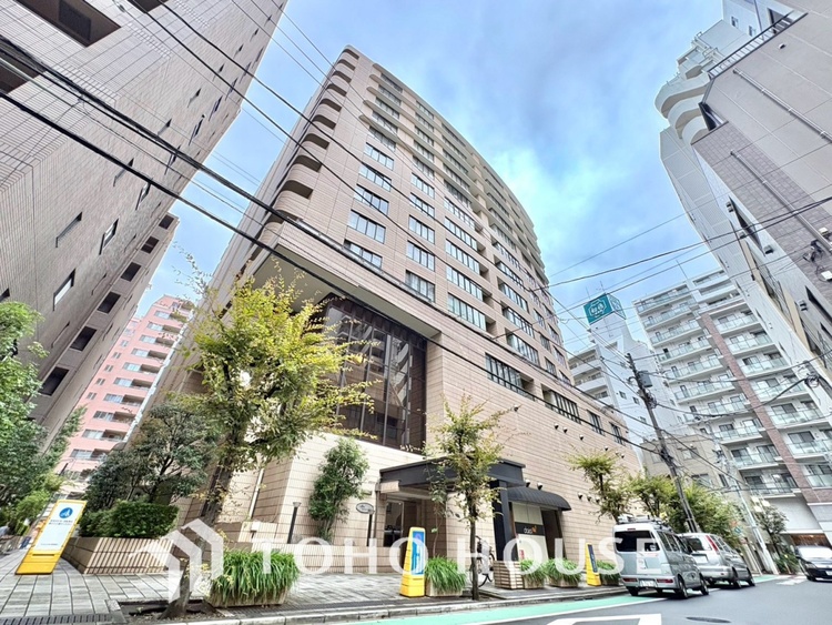 外観 この街で、新しい暮らしが始まる。街並みに調和する洗練された佇まいと、住まう方を迎える堂々とした外観。写真だけでは伝わらない建物の雰囲気や周辺環境とあわせて、ぜひ現地でその魅力をご体感ください。