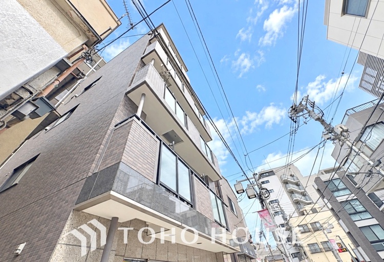 外観 洗練されたファサードが印象的なマンション。日々の暮らしを心地よく包み込む、品格ある佇まいが魅力です。帰宅するたびに気分が高まります。