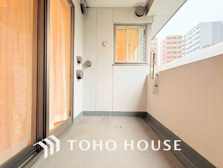 バルコニー 日当たりの良いバルコニーで晴れの日の洗濯物も楽しみになりますね