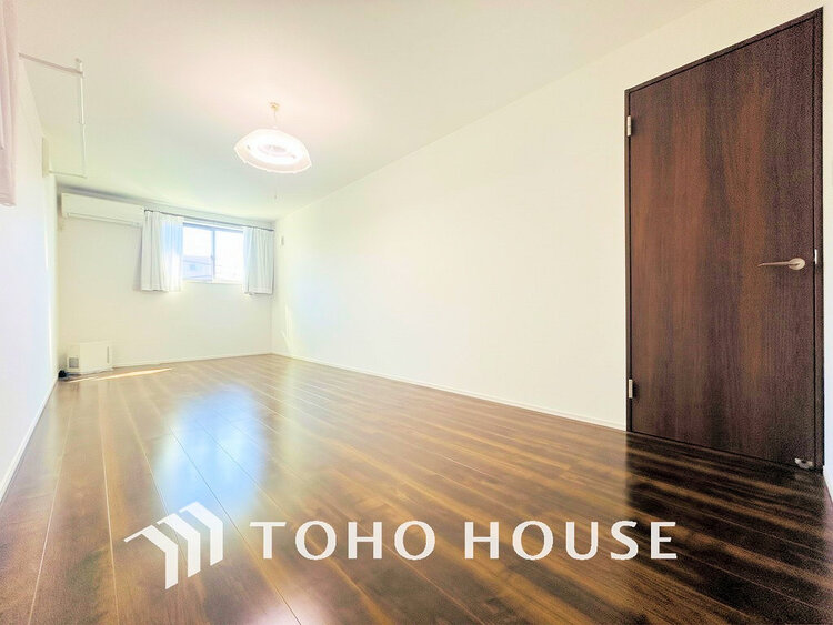 内装 採光もある洋室は、くつろぎのひと時を過ごすのにぴったり(現地には家具があります)