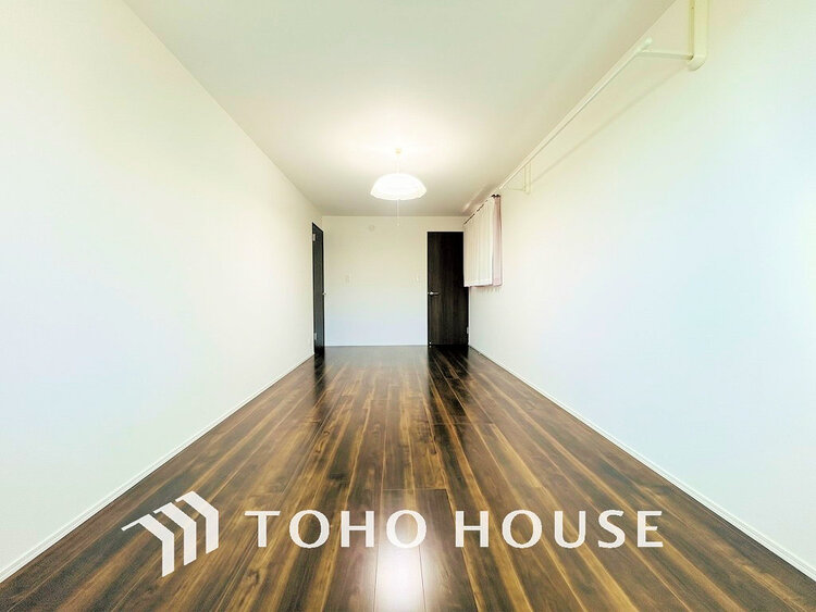 内装 家具の配置のし易い室内です。趣味の部屋としても充分な広さです(現地には家具があります)