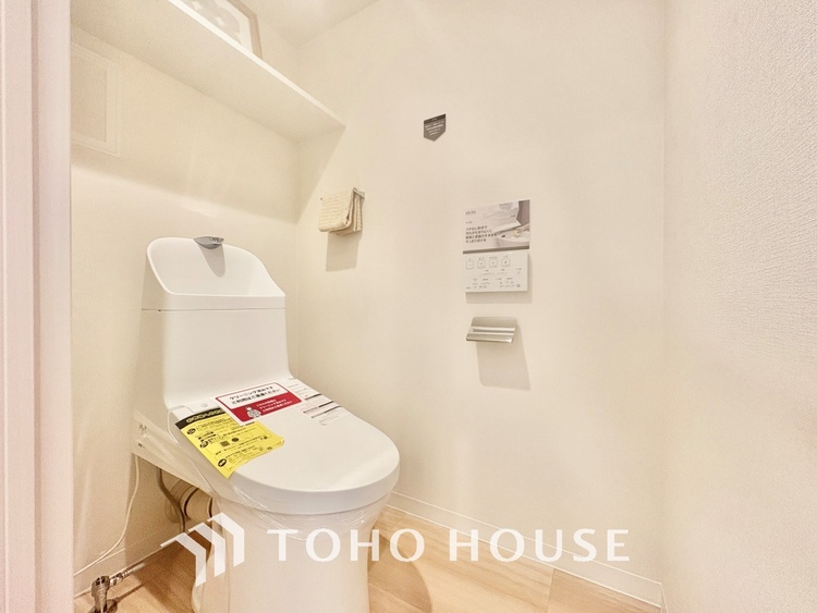 トイレ 【RESTROOM】ホワイト調のクロスと温もり溢れるモダンカラーの床材が見事に調和した本邸宅は、毎日の生活を少しでも快適に過ごして頂ける様に落ち着いた雰囲気作りから行っています。