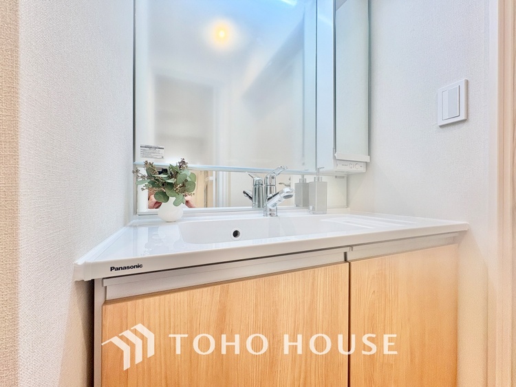 洗面 【WASHROOM】◆快適◆煌びやかな暮らしの中にも忘れたくない快適さ。大きな収納が助けてくれます。