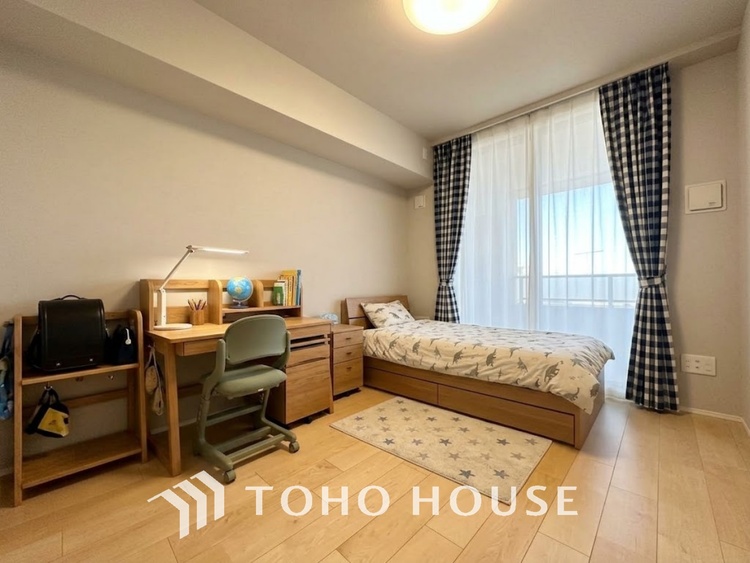 内装 ※生成AIによるイメージです。家具・小物は販売価格に含まれません。【PRIVATE ROOM】◆属毛離裏◆子は父を手本とし、母に愛育されて成長する。家族の深い繋がり。いつまでも大切にしたい。