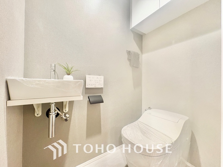 トイレ 【RESTROOM】ホワイト調のクロスと温もり溢れるモダンカラーの床材が見事に調和した本邸宅は、毎日の生活を少しでも快適に過ごして頂ける様に落ち着いた雰囲気作りから行っています。