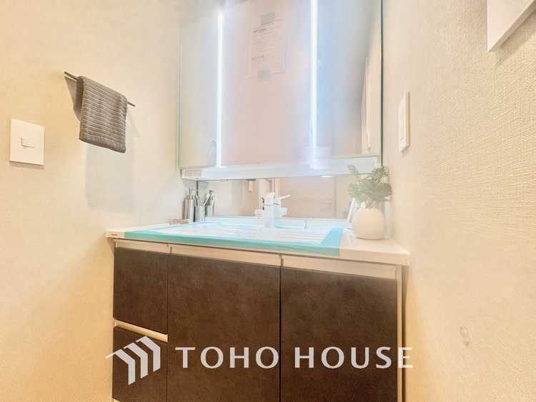 洗面 【WASHROOM】◆快適◆煌びやかな暮らしの中にも忘れたくない快適さ。大きな収納が助けてくれます。