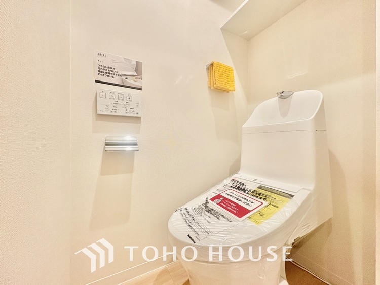 トイレ 【RESTROOM】ホワイト調のクロスと温もり溢れるモダンカラーの床材が見事に調和した本邸宅は、毎日の生活を少しでも快適に過ごして頂ける様に落ち着いた雰囲気作りから行っています。