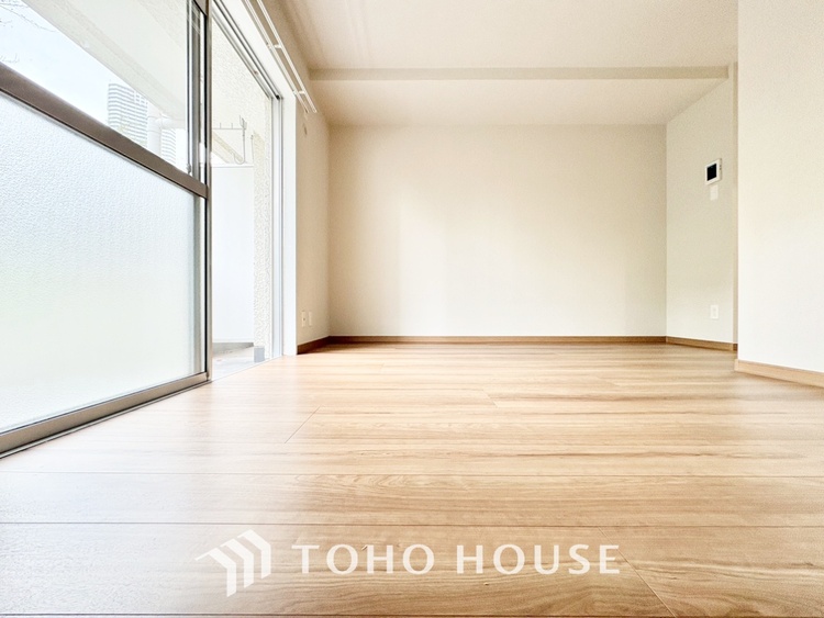 内装 【Ease】家族個々の安らぎの空間。プライベートなBedRoomは暮らす方の感性で造り上げたいもの。誰もが好みで飾れるシンプルな室内に仕上げてあります。