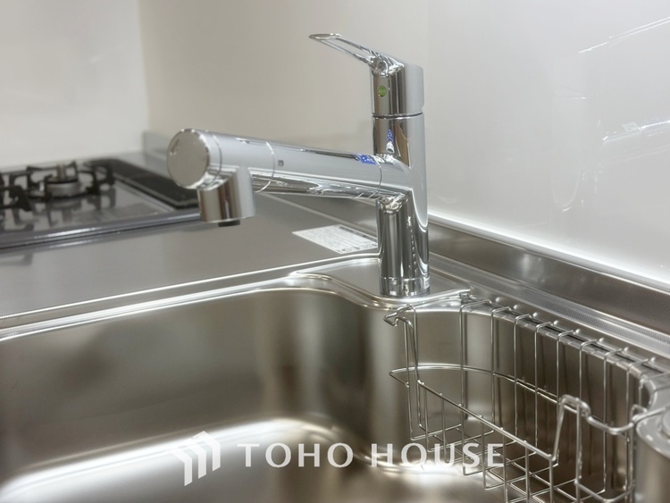 キッチン 【Kitchen】美しく使いやすいキッチンは油汚れが簡単に拭き取れる素材で加工されており、浄水器シャワーから流す水の音を軽減する静かなシンクを採用。見えないところにさり気ない配慮が嬉しい