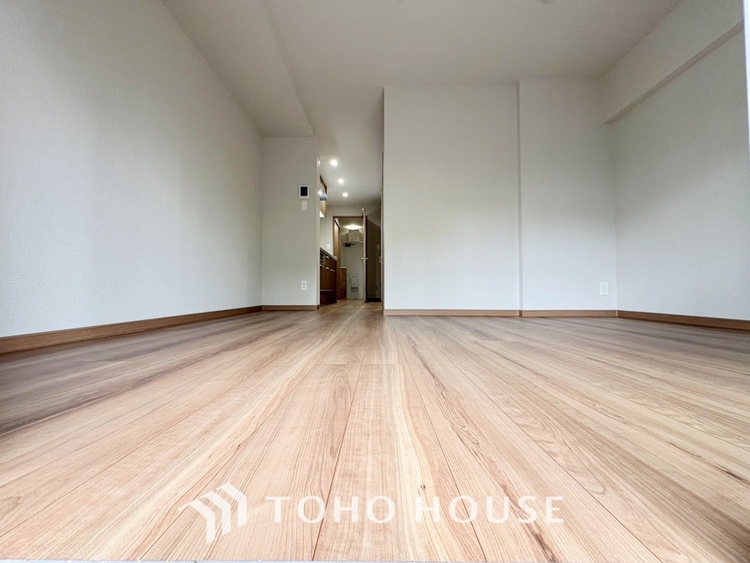 キッチン 【Living room】◆リビング◆家族への思いを抱きながら、平和に過ごす悠久の時。あたかかく感じるのは、日当たりだけではない。広く和やかに暮らせる空間と、家族の存在を噛みしめて。