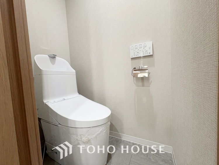 トイレ 【toilet】トイレットペーパーの使用回数を減らせることです。 シャワートイレを使用すれば、洗浄して汚れを落とすことができるため、トイレットペーパーの使用を最小限にとどめることができます。