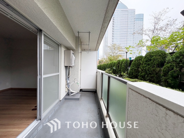 バルコニー 【Blue sky terrace】見上げると、空。時間を忘れ大空を見上げるなんて、いつぶりだろうか。こんなにも広く美しい情景がこの頭上にあったなんて。時間を忘れ、時を知る。