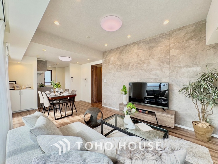 内装 太陽の光をスマートにリビングへ。時によって変化をもたらす採光。朝は目覚め、昼は安らぎ、そして夕時は温もりを。