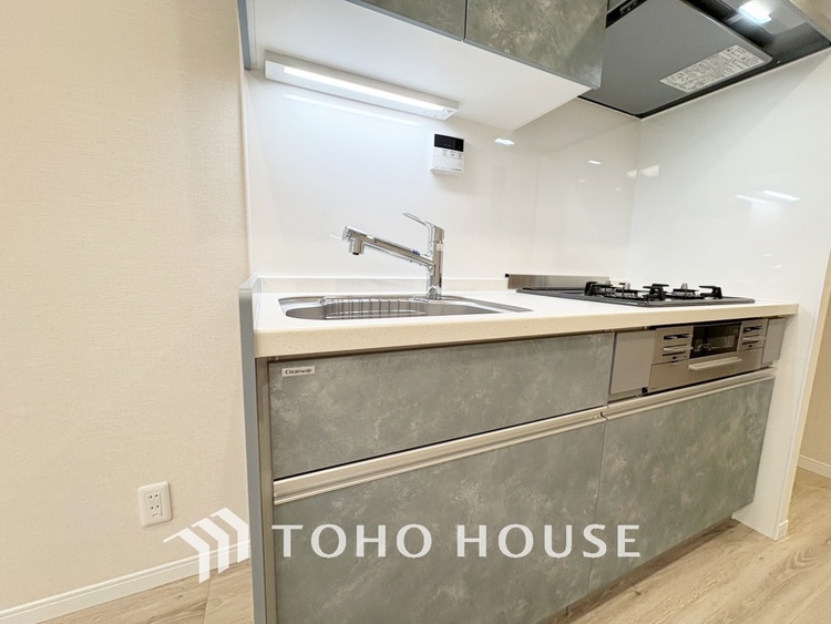 キッチン 【Kitchen】美しく使いやすいキッチンは油汚れが簡単に拭き取れる素材で加工されており、浄水器シャワーから流す水の音を軽減する静かなシンクを採用。※イメージです。同仕様の写真