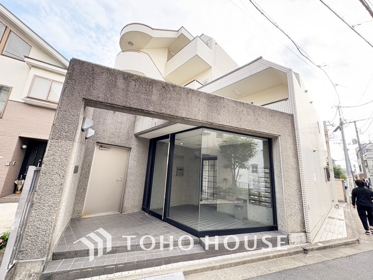 キッチン 【Living room】◆リビング◆家族への思いを抱きながら、平和に過ごす悠久の時。あたかかく感じるのは、日当たりだけではない。広く和やかに暮らせる空間と、家族の存在を噛みしめて。