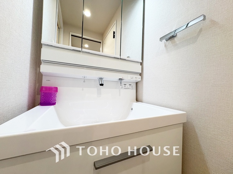 洗面 【Wash basin】十分な大きさの洗面台は収納もさる事ながら、身だしなみチェックや歯磨きなど※イメージです。同仕様の写真