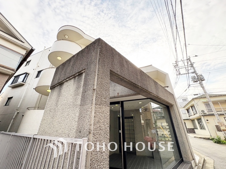 その他 【House of the Sun】太陽の温かな光がお家全体を照らす。そこには目を輝かせ笑顔で見つめてくれる君がいて、「ただいま」の言葉がこだまする。そんな君の瞳に恋している。