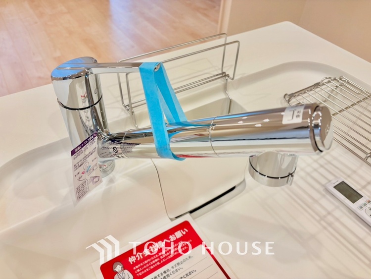 キッチン 浄水器内蔵・可動式のシャワーヘッド。水はねや大きな洗い物も計算したシンク。システムキッチンは家事をずっと楽にしてくれる。