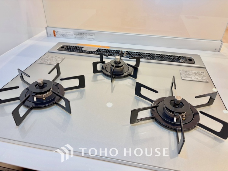 キッチン 可能な限り余計なものを省いた3口コンロ。美しさと機能性を兼ね備えたスタイルはきっと何年もあなたの味方です。
