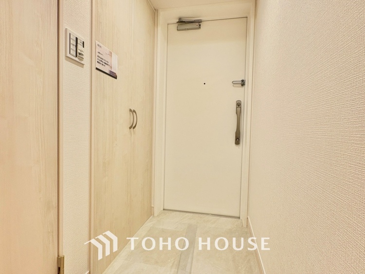 玄関 真っ直ぐに行く。新たな生活へ。これから歩むその一足がまた新たな道となる。