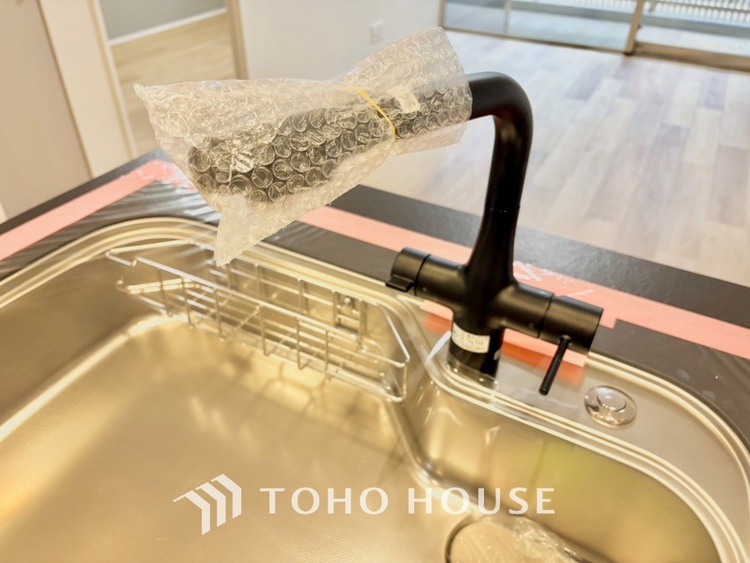 キッチン 浄水器内蔵・可動式のシャワーヘッド。水はねや大きな洗い物も計算したシンク。システムキッチンは家事をずっと楽にしてくれる。