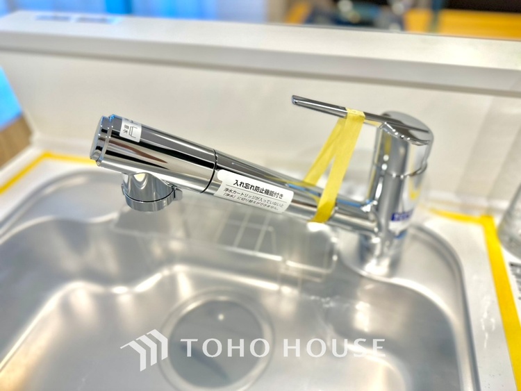 キッチン 浄水器内蔵・可動式のシャワーヘッド。水はねや大きな洗い物も計算したシンク。システムキッチンは家事をずっと楽にしてくれる。