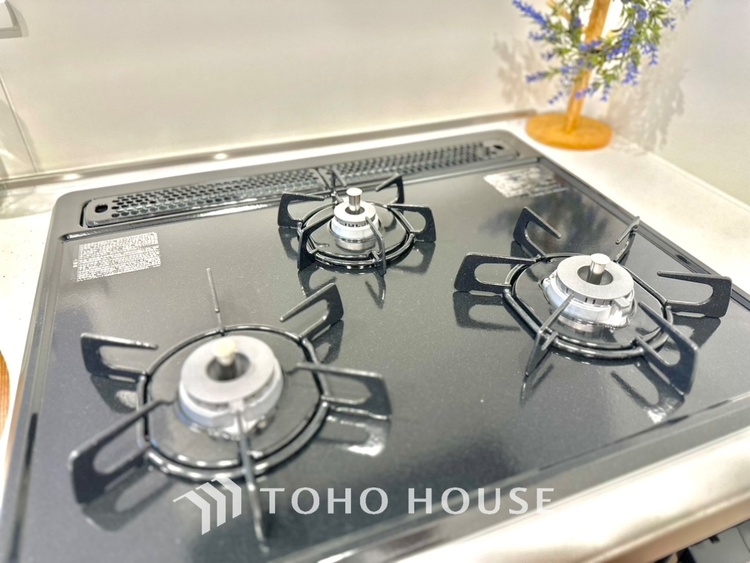キッチン 可能な限り余計なものを省いた3口コンロ。美しさと機能性を兼ね備えたスタイルはきっと何年もあなたの味方です。