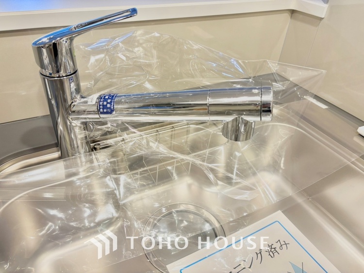 キッチン 浄水器内蔵・可動式のシャワーヘッド。水はねや大きな洗い物も計算したシンク。システムキッチンは家事をずっと楽にしてくれる。