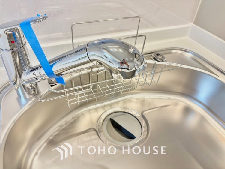 キッチン 浄水器内蔵・可動式のシャワーヘッド。水はねや大きな洗い物も計算したシンク。システムキッチンは家事をずっと楽にしてくれる。