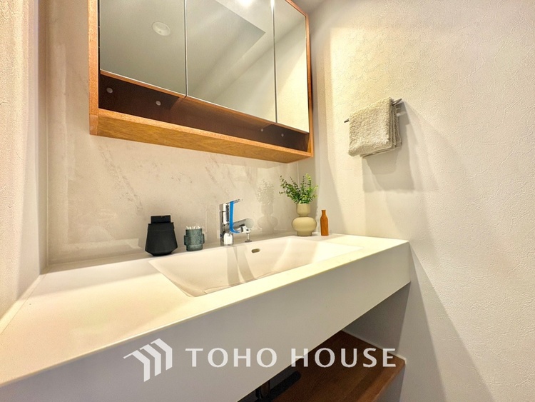 洗面 【Wash basin】十分な大きさの洗面台は収納力大。身だしなみチェックや歯磨きなど、朝の慌ただしい時間でも余裕とゆとりを感じられる。