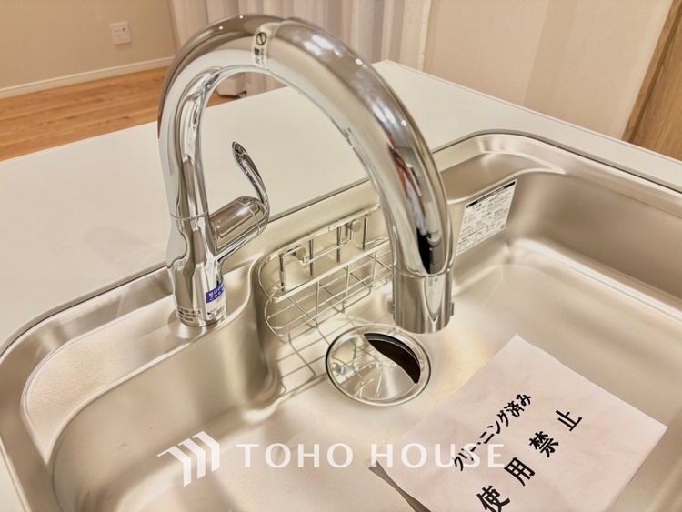 キッチン 浄水器内蔵・可動式のシャワーヘッド。水はねや大きな洗い物も計算したシンク。システムキッチンは家事をずっと楽にしてくれる。