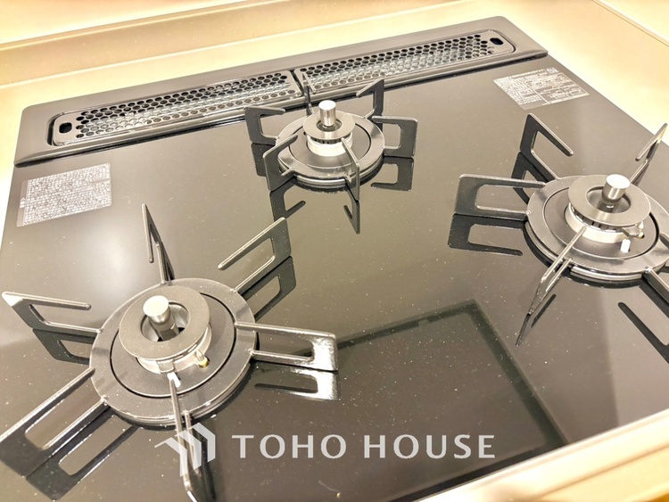 キッチン 可能な限り余計なものを省いた3口コンロ。美しさと機能性を兼ね備えたスタイルはきっと何年もあなたの味方です。