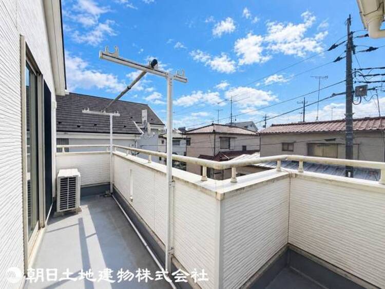 バルコニー 開放的で心地よいバルコニー。景色を眺めながらゆったりとティータイムはいかがでしょうか。