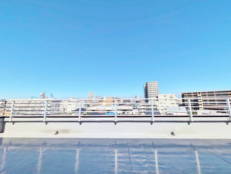 バルコニー 窓を開けると広がる青空。心をリフレッシュして日々を過ごしていきましょう。