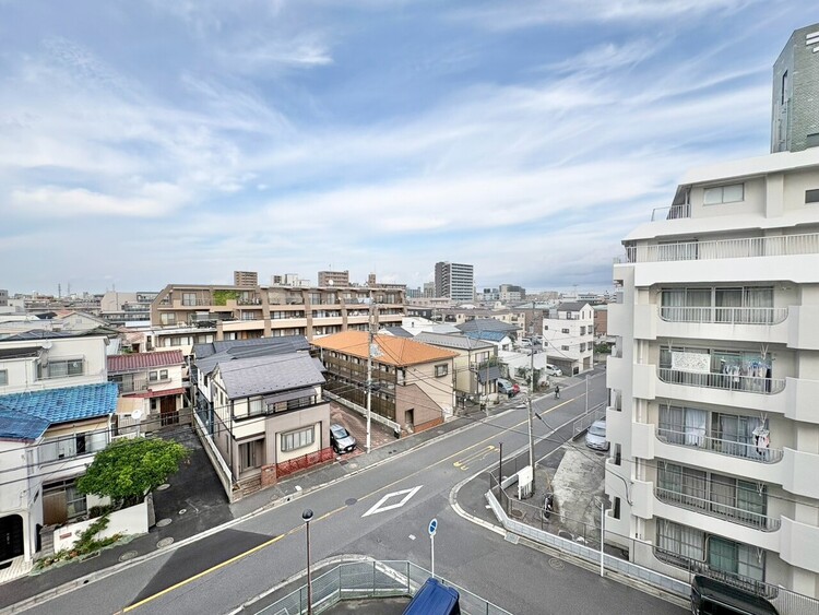 バルコニー 窓を開けると広がる青空。心をリフレッシュして日々を過ごしていきましょう。